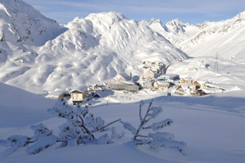 Skihotel: Der idylische Ort St. Christoph im Zentrum vom  Weltberühmten
SKI  ARLBERG mit Blick richtung Zürs Lech - Hotel Maiensee