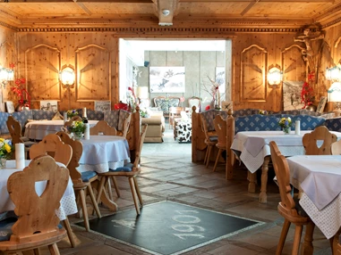 Skihotel: Zirben Stube mit offenem Kamin - Hotel Maiensee