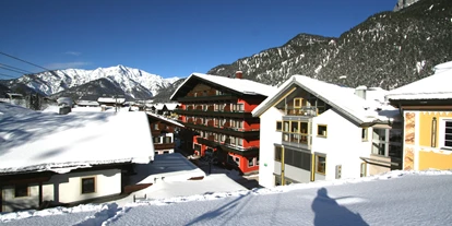 Hotels an der Piste - Skiraum: Skispinde - Unterwössen - Winteransicht Hotel Tiroler ADLER Bed & Breakfast - Hotel Tiroler ADLER Bed & Breakfast