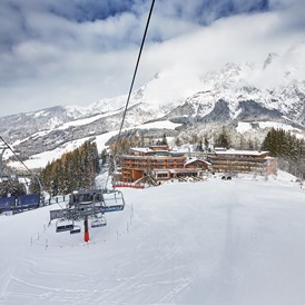 Skihotel: SKI IN - SKI OUT - Hotel direkt an der Skipiste von Saalbach Hinterglemm Leogang Fieberbrunn - Holzhotel Forsthofalm