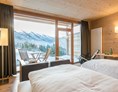 Skihotel: Zimmer aus Mondholz mit Blick auf die Berge - Holzhotel Forsthofalm