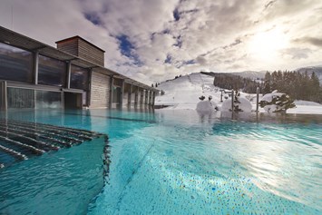 Skihotel: Ganzjährig beheizter rooftop pool - Holzhotel Forsthofalm