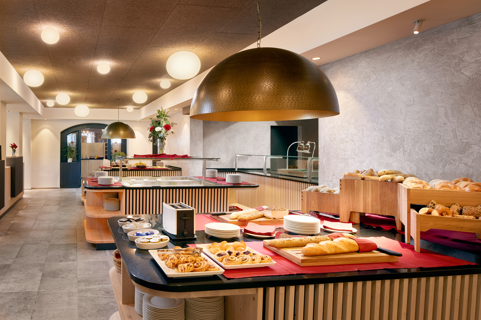 Skihotel: Frühstücks Buffet im Hotel Konradin mit frischem Tiroler Brot und regionalen Lebensmitteln - Hotel Konradin****