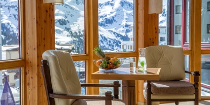 Hotels an der Piste - Skiverleih - Gemütliche Sitzecke mit Panoramaausblick - Hotel Konradin****