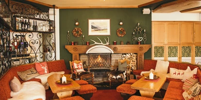 Hotels an der Piste - Mellau - Walserstube - Hotelbar mit Kamin - Hotel Arlberghaus