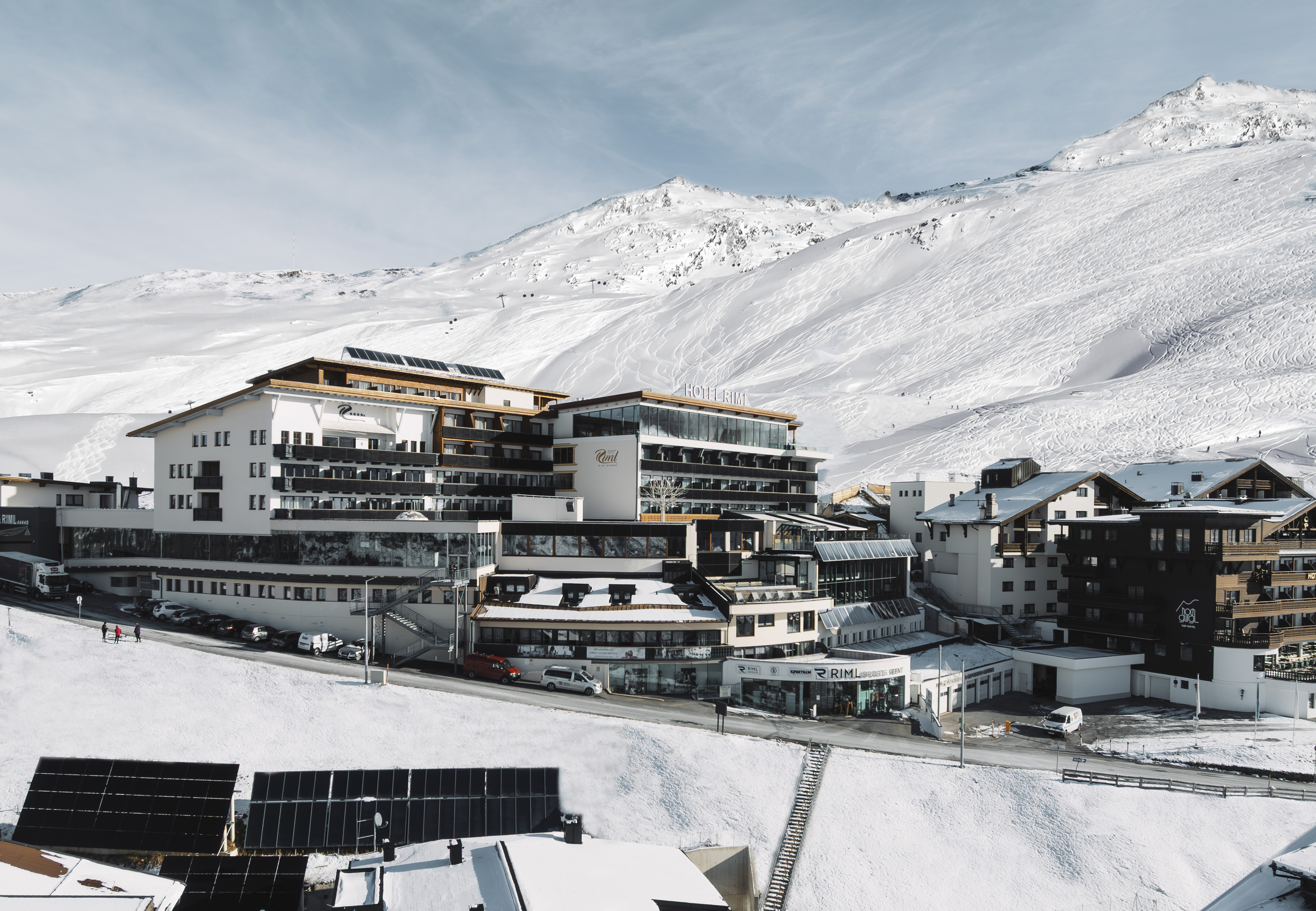 Hotels an der Piste - Pools: Infinity Pool - Tirol - Außenaufnahme Hotel Riml - Riml – DAS RESORT in Hochgurgl