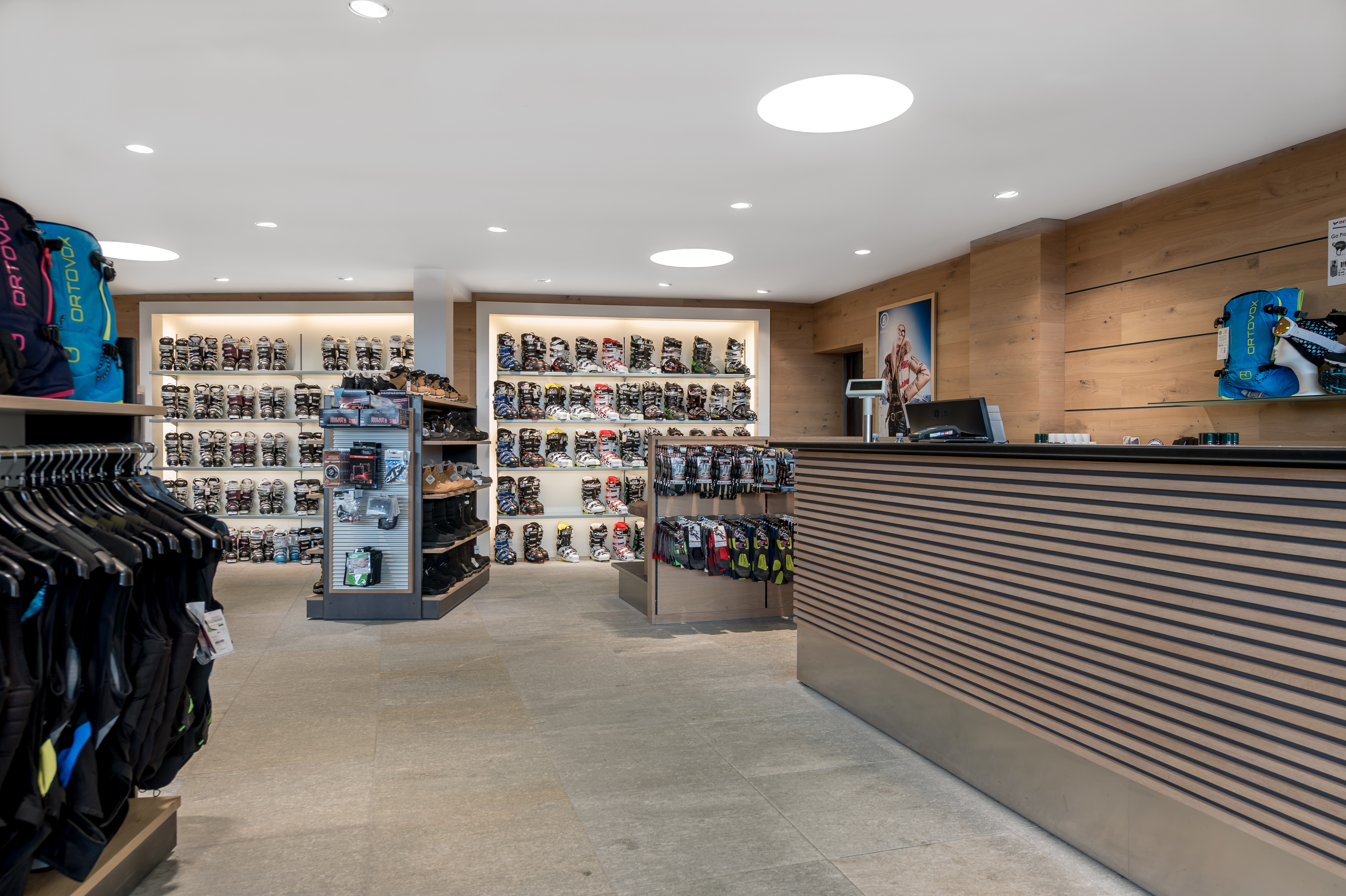 Skihotel: Sportshop Riml Sports direkt im Haus - SKI | GOLF | WELLNESS Hotel Riml ****s - Haus | Umgebung