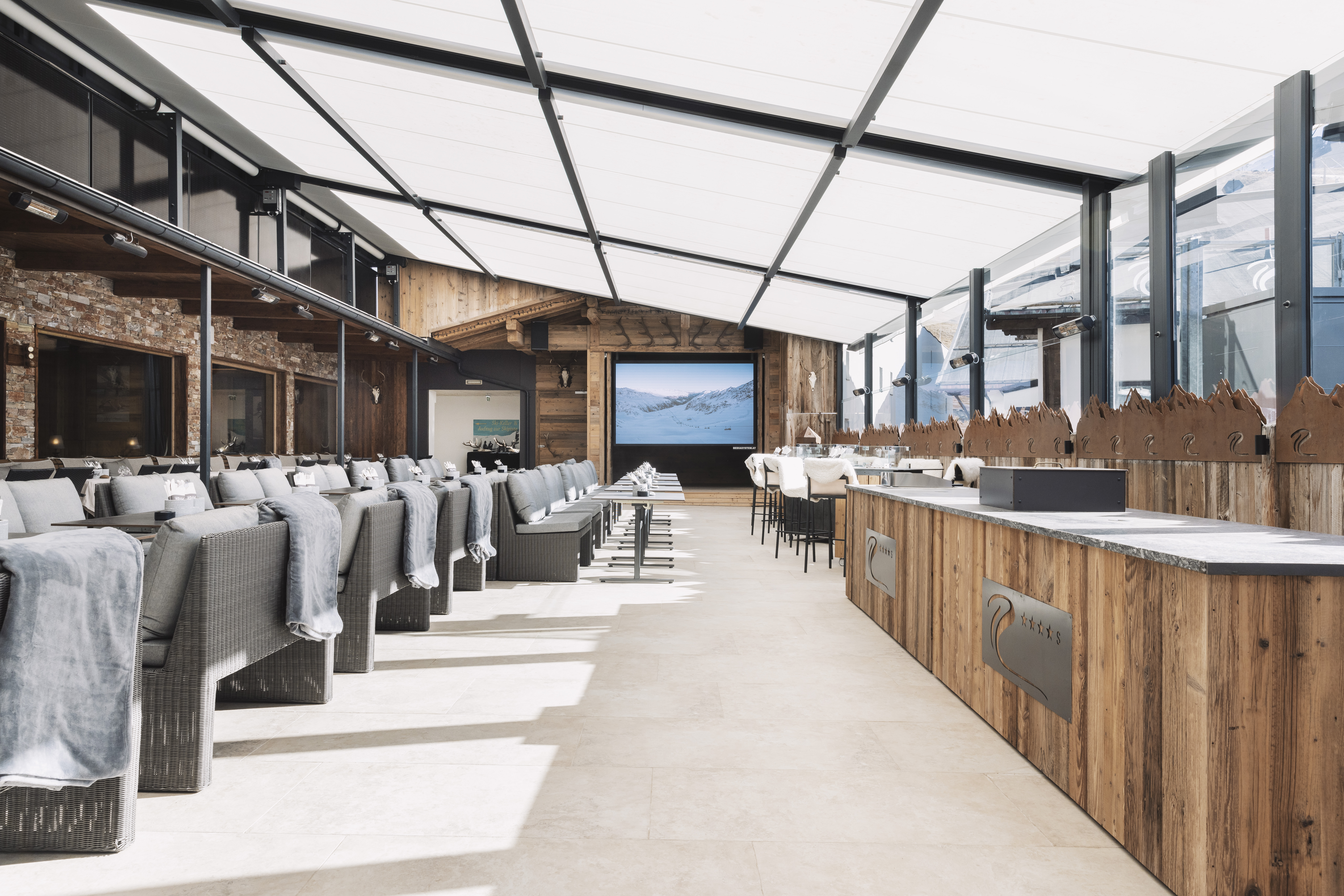Skihotel: Sonnenterrasse mit LED Videowall - SKI | GOLF | WELLNESS Hotel Riml ****s - Kulinarik | Restaurant