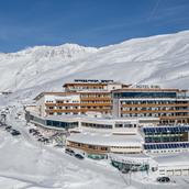 Hotels an der Piste: Frontaufnahme Hotel - Ski- & Wellnessresort Hotel Riml