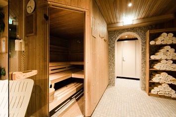 Skihotel: Wellness Bereich mit Finnische Sauna, Infrarotkabine, Ruhebereich und Sitzbereich mit Tee Bar  - Aparthotel Dorfplatzl