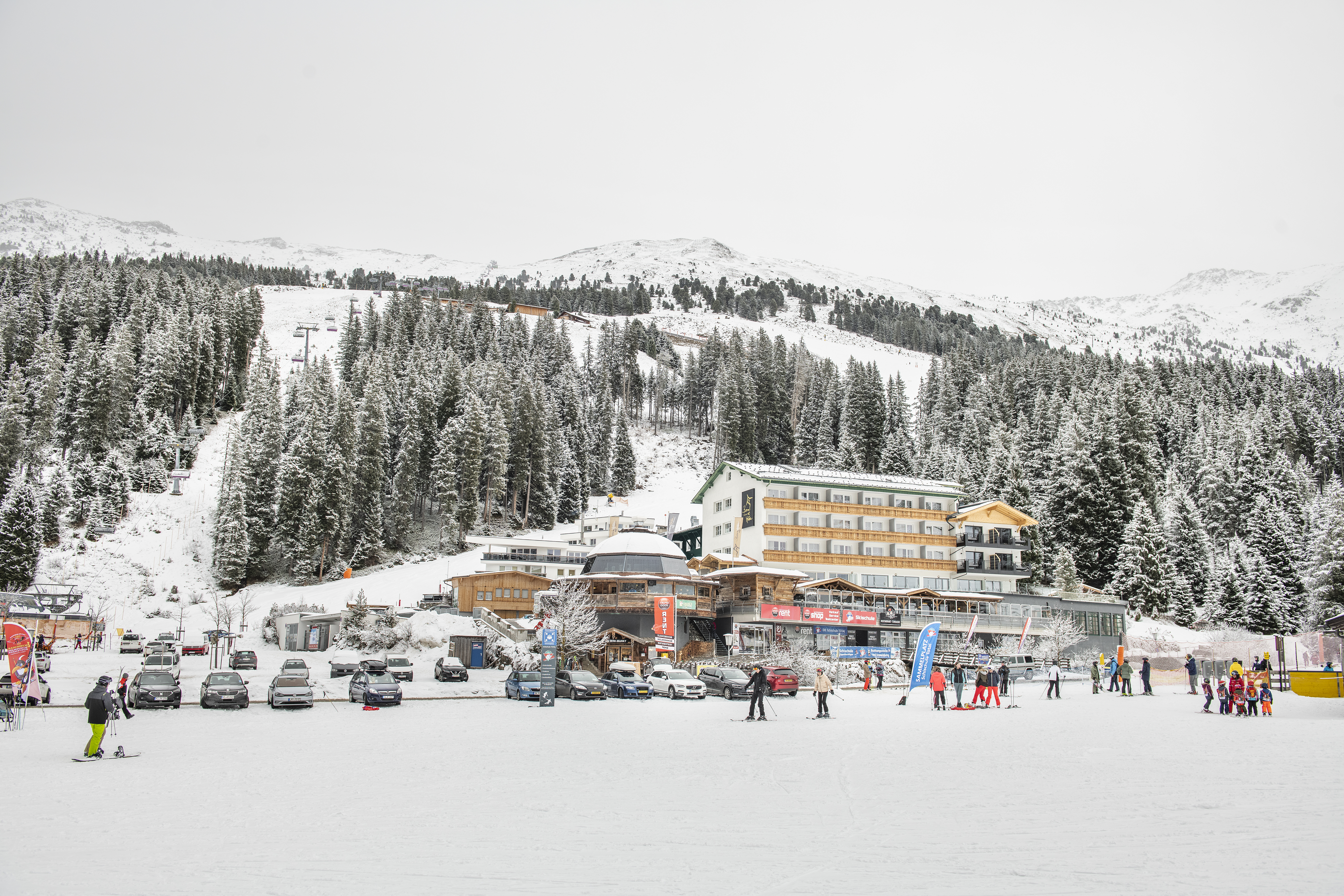 Hotels an der Piste - Rodeln - Tirol - Ski-in Ski-out. Bei uns ist das kein leerer Begriff, sondern Ihr persönlicher Wintertraum. Wir befinden uns mitten im Top-Skigebiet Hochfügen-Hochzillertal (1.500m bis 2.500m) mit 90 Kilometern Fahrspaß und 39 Liftanlagen. Das Berghotel Hochfügen liegt direkt an der Piste, jedoch ist die Zufahrt mit dem Auto bis vor die Haustür möglich. Alles unter einem Dach: Skischule, Skiverleih, Almkiosk, Aprés Ski Gogola Alm & Bar-Lounge finSING – damit Sie sich umso schneller ins Skivergnügen stürzen können. - Berghotel Hochfügen****