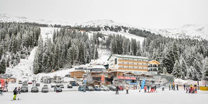 Hotels an der Piste - Skiraum: vorhanden - Rohrberg (Rohrberg) - Ski-in Ski-out. Bei uns ist das kein leerer Begriff, sondern Ihr persönlicher Wintertraum. Wir befinden uns mitten im Top-Skigebiet Hochfügen-Hochzillertal (1.500m bis 2.500m) mit 90 Kilometern Fahrspaß und 39 Liftanlagen. Das Berghotel Hochfügen liegt direkt an der Piste, jedoch ist die Zufahrt mit dem Auto bis vor die Haustür möglich. Alles unter einem Dach: Skischule, Skiverleih, Almkiosk, Aprés Ski Gogola Alm & Bar-Lounge finSING – damit Sie sich umso schneller ins Skivergnügen stürzen können. - Berghotel Hochfügen****