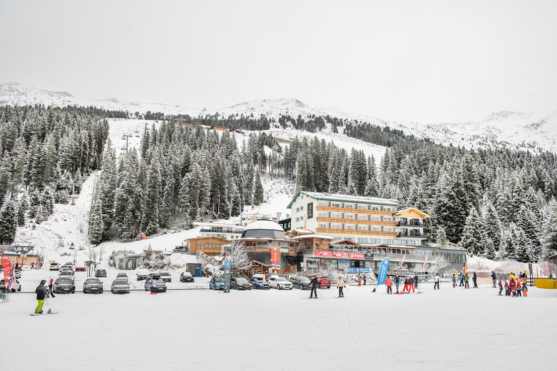 Skihotel: Ski-in Ski-out. Bei uns ist das kein leerer Begriff, sondern Ihr persönlicher Wintertraum. Wir befinden uns mitten im Top-Skigebiet Hochfügen-Hochzillertal (1.500m bis 2.500m) mit 90 Kilometern Fahrspaß und 39 Liftanlagen. Das Berghotel Hochfügen liegt direkt an der Piste, jedoch ist die Zufahrt mit dem Auto bis vor die Haustür möglich. Alles unter einem Dach: Skischule, Skiverleih, Almkiosk, Aprés Ski Gogola Alm & Bar-Lounge finSING – damit Sie sich umso schneller ins Skivergnügen stürzen können. - Berghotel Hochfügen****