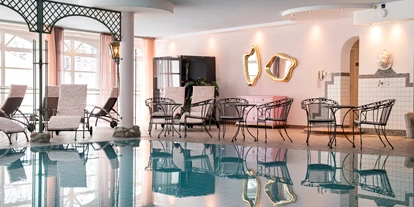 Hotels an der Piste - Skiraum: vorhanden - Rohrberg (Rohrberg) - In unserem Pool (110 m² Wasserfläche), mit großzügigem Liegebereich und Blick in die Hochfügener Bergwelt, fühlt sich jeder wohl. 
Angenehm temperiertes, nach Grander-Methode aufbereitetes Wasser (ca. 28° Grad) welches auf der Haut prickelt. Eine Whirlecke, Bodenblubber und Massagedüsen machen Ihren Hallenbadbesuch zum Wohlfühlerlebnis. - Berghotel Hochfügen****