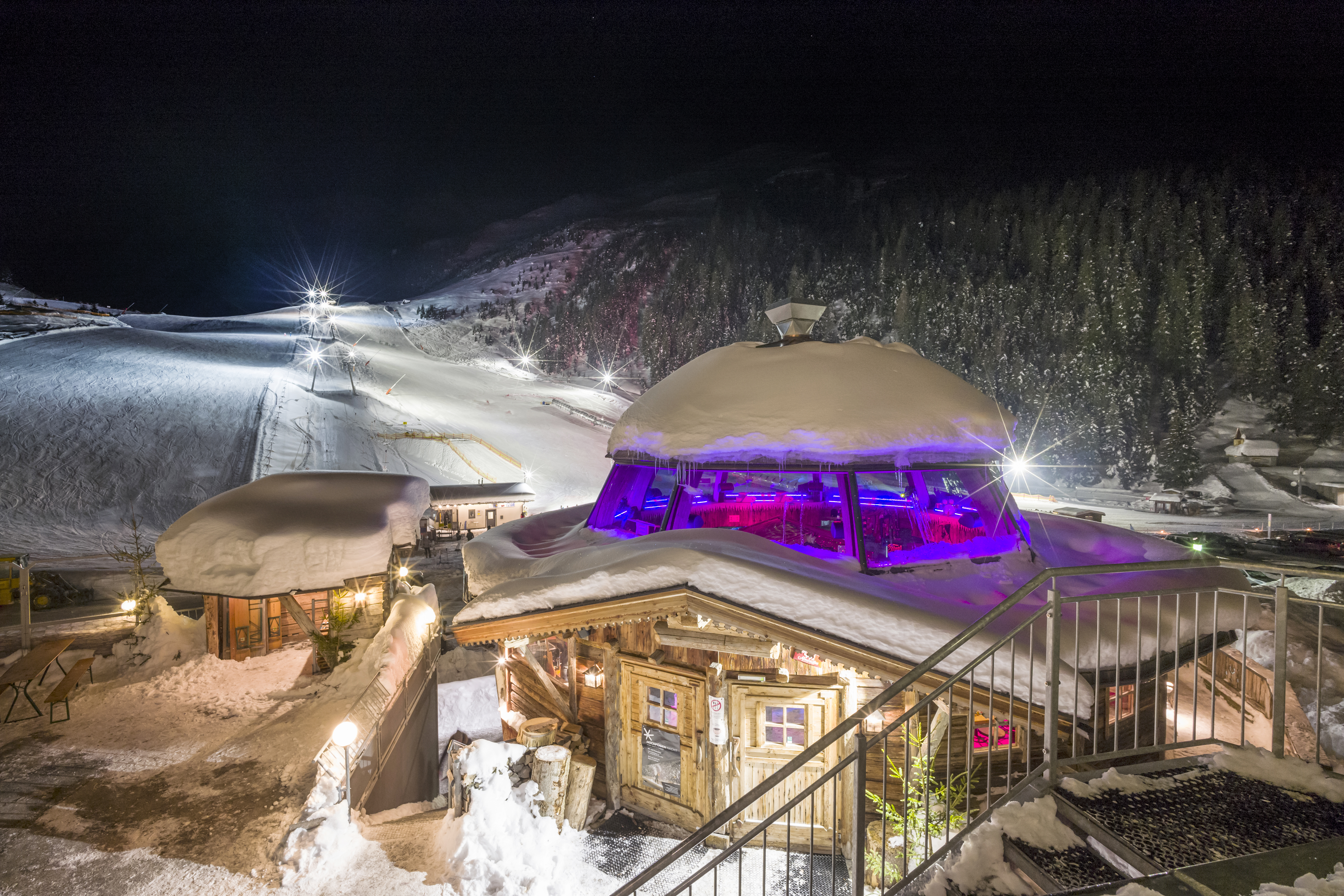 Hotels an der Piste - Rodeln - Tirol - GOGOLA ALM Après Ski Bar
Jeden Dienstags Nachmittag und Donnerstags Abend LIVE Musik.
Wenn Sie Gast im Berghotel sind, brauchen Sie gar nicht lange zu suchen: DER Apres Ski Hotspot von Hochfügen – die legendäre GOGOLA ALM - befindet sich direkt am Hotel. Es bietet im Winter Platz für bis zu 200 Personen und verspricht während der Wintersaison täglich „Party pur". - Berghotel Hochfügen****