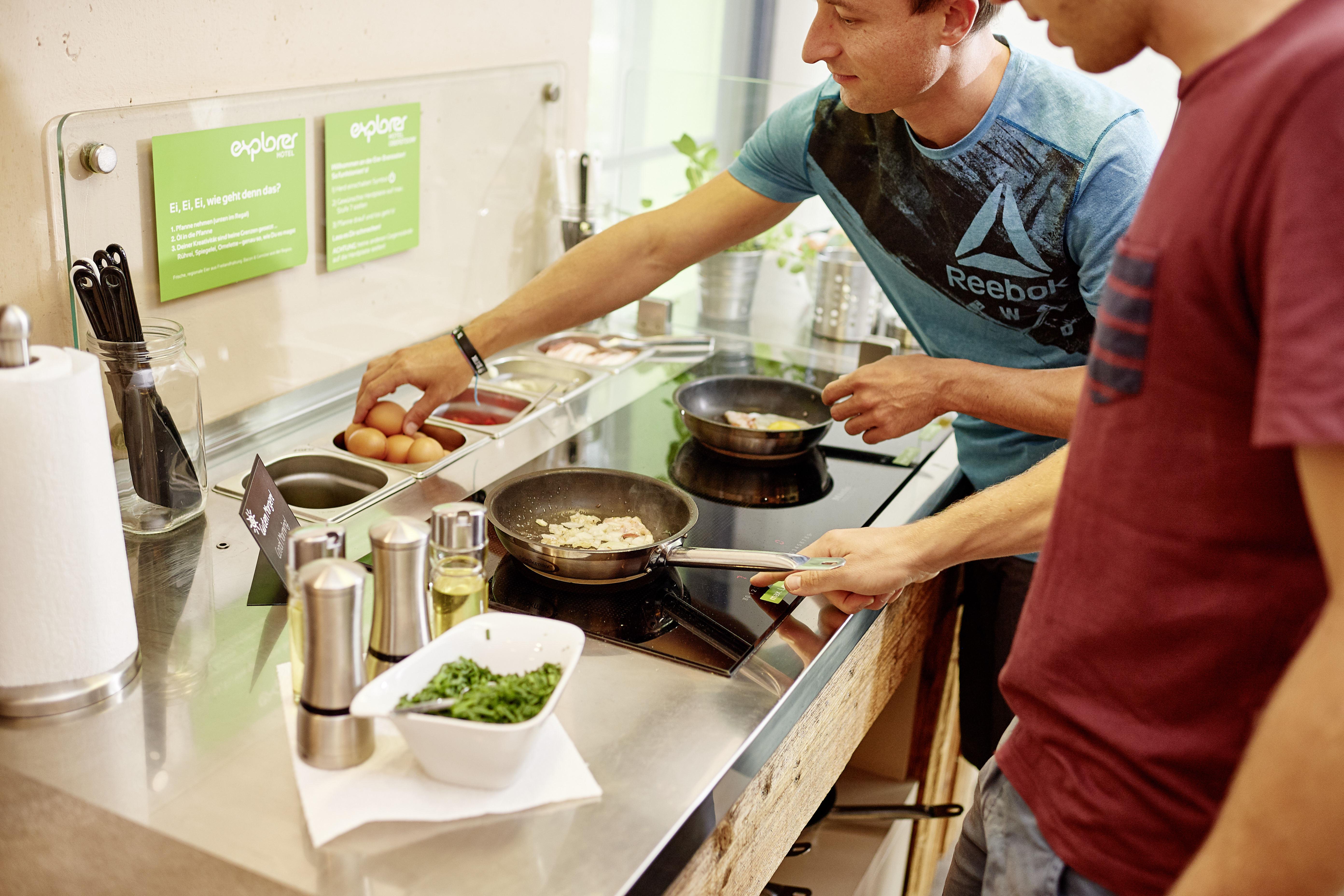 Hotels an der Piste - Deutschland - An der Eierbratstation können Rührei, Spiegelei oder Omlette ganz nach dem eigenen Geschmack zubereitet werden. - Explorer Hotel Neuschwanstein