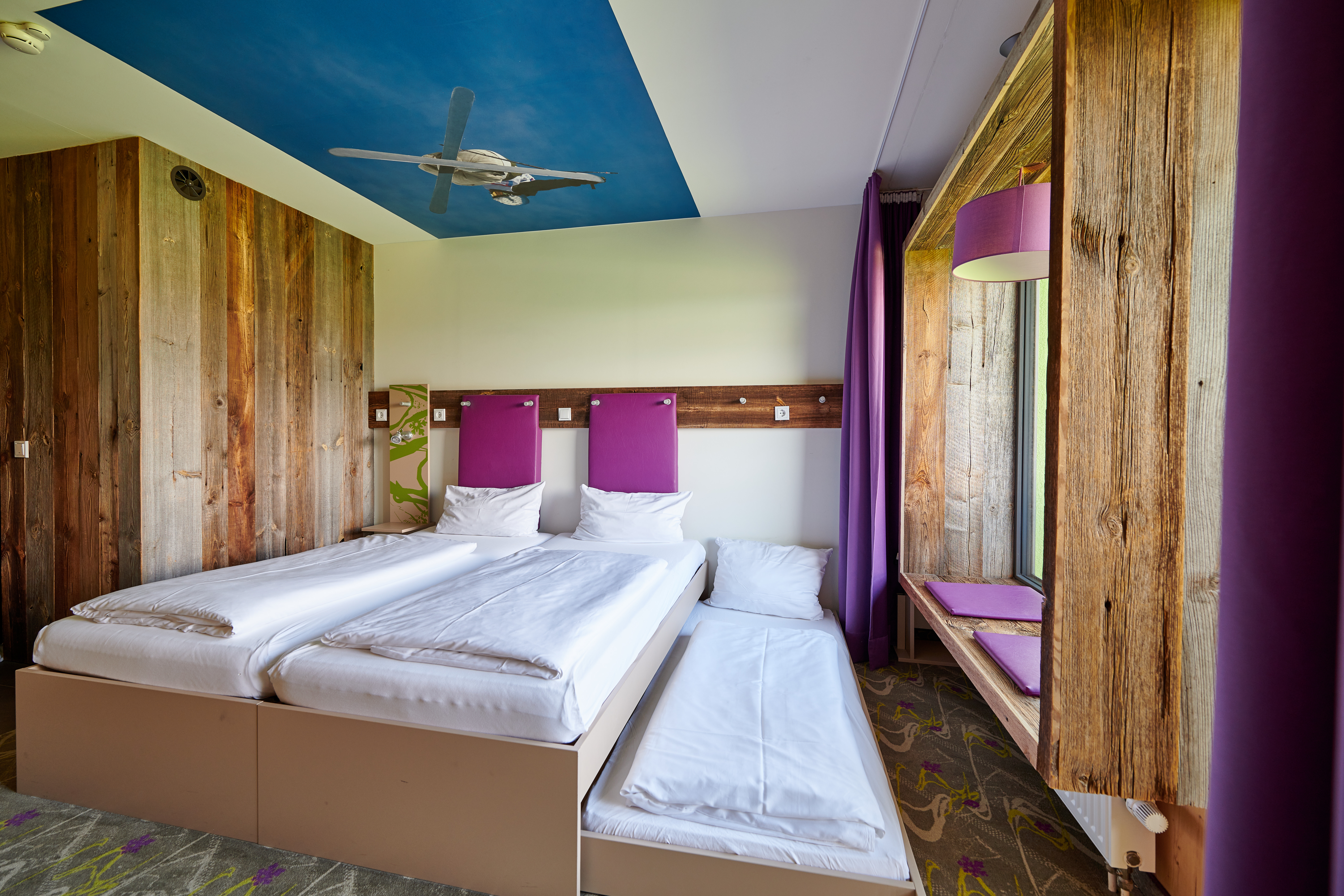 Skihotel: Dank praktischer Bettschublade ist in ausgewählten Zimmer sogar Platz für drei Personen. - Explorer Hotel Neuschwanstein - Wohnen | Schlafen