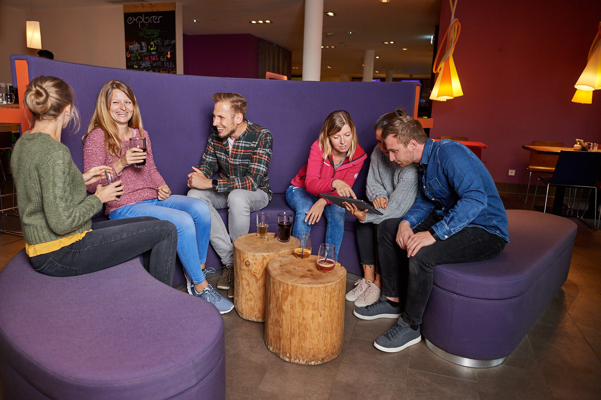 Skihotel: Explorer Bar: Hier trifft sich jung und alt und tauscht sich aus. - Explorer Hotel Neuschwanstein - Kulinarik | Restaurant