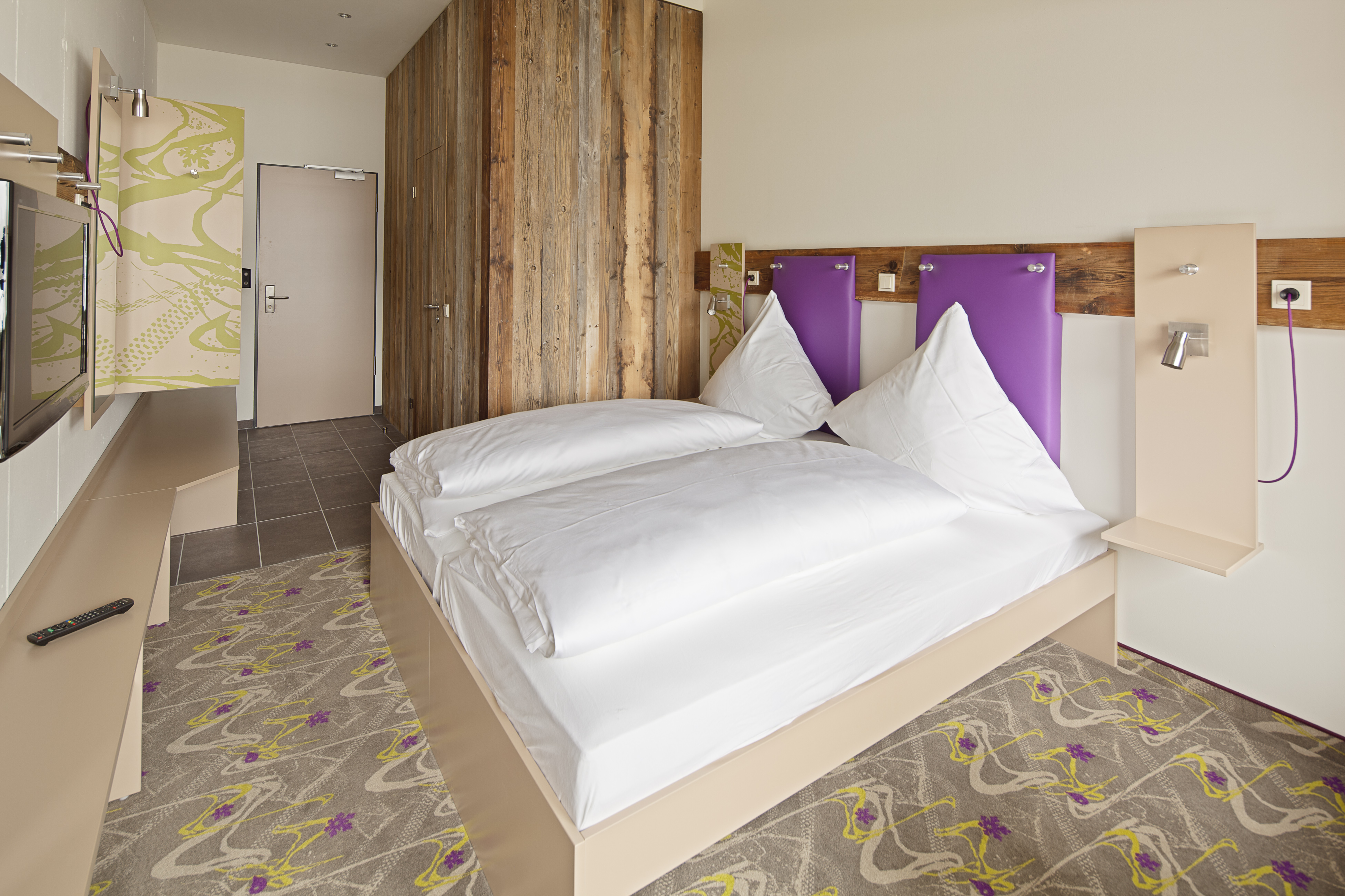 Hotels an der Piste - Deutschland - Gemütliche Design-Zimmer: Die Doppelbetten können auch zu Einzelbetten umfunktioniert werden. - Explorer Hotel Berchtesgaden