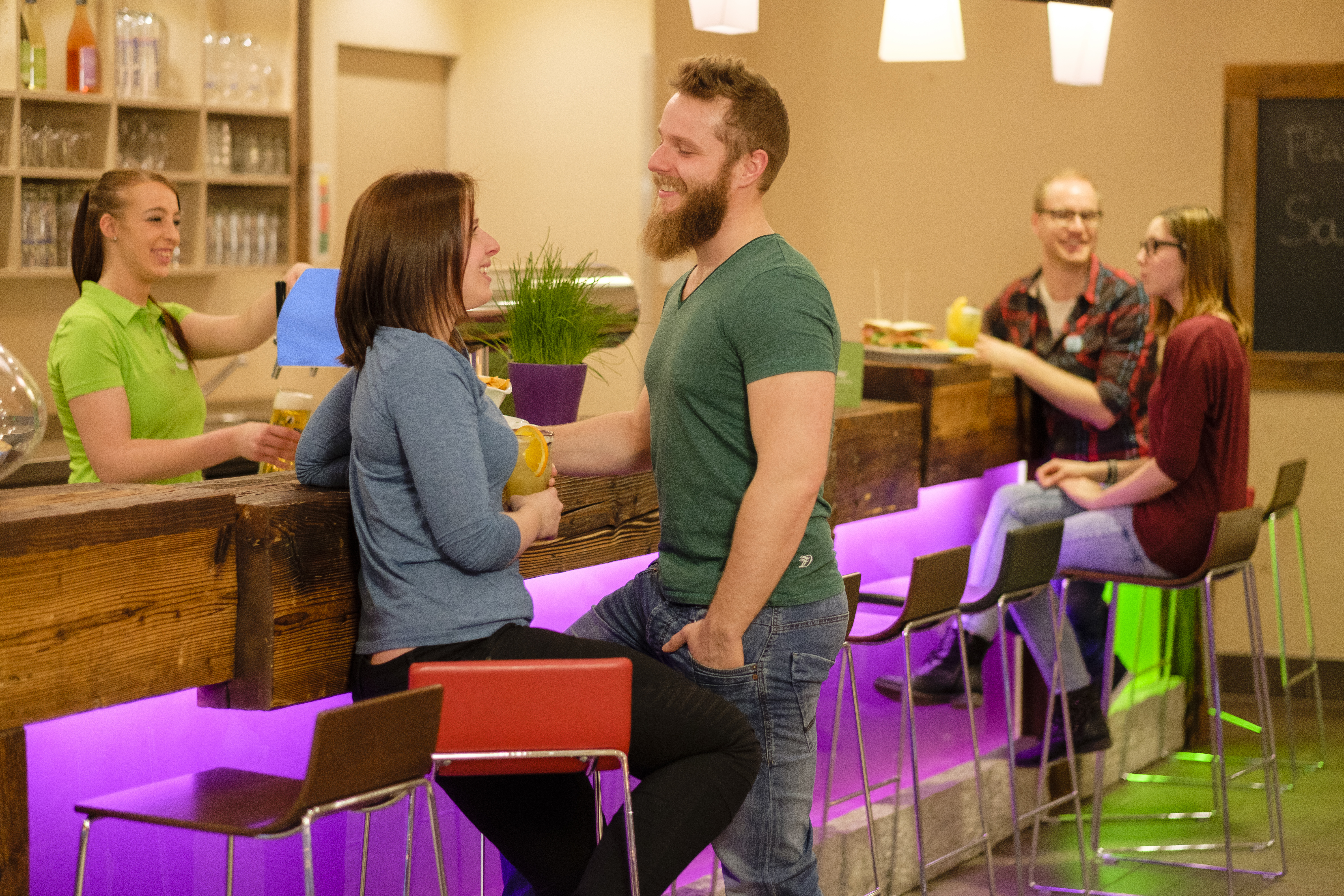 Skihotel: In der Explorer Lounge gibt es von nachmittags bis abends leckere Snacks und Drinks, um den Abend ausklingen zu lassen. - Explorer Hotel Berchtesgaden - Kulinarik | Restaurant