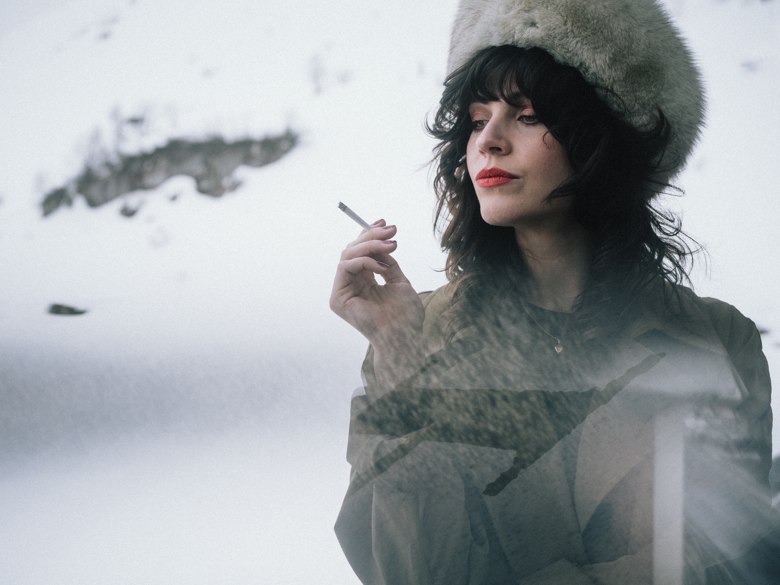 Skihotel: elegante Dame im Schnee - Hotel Edelweiss