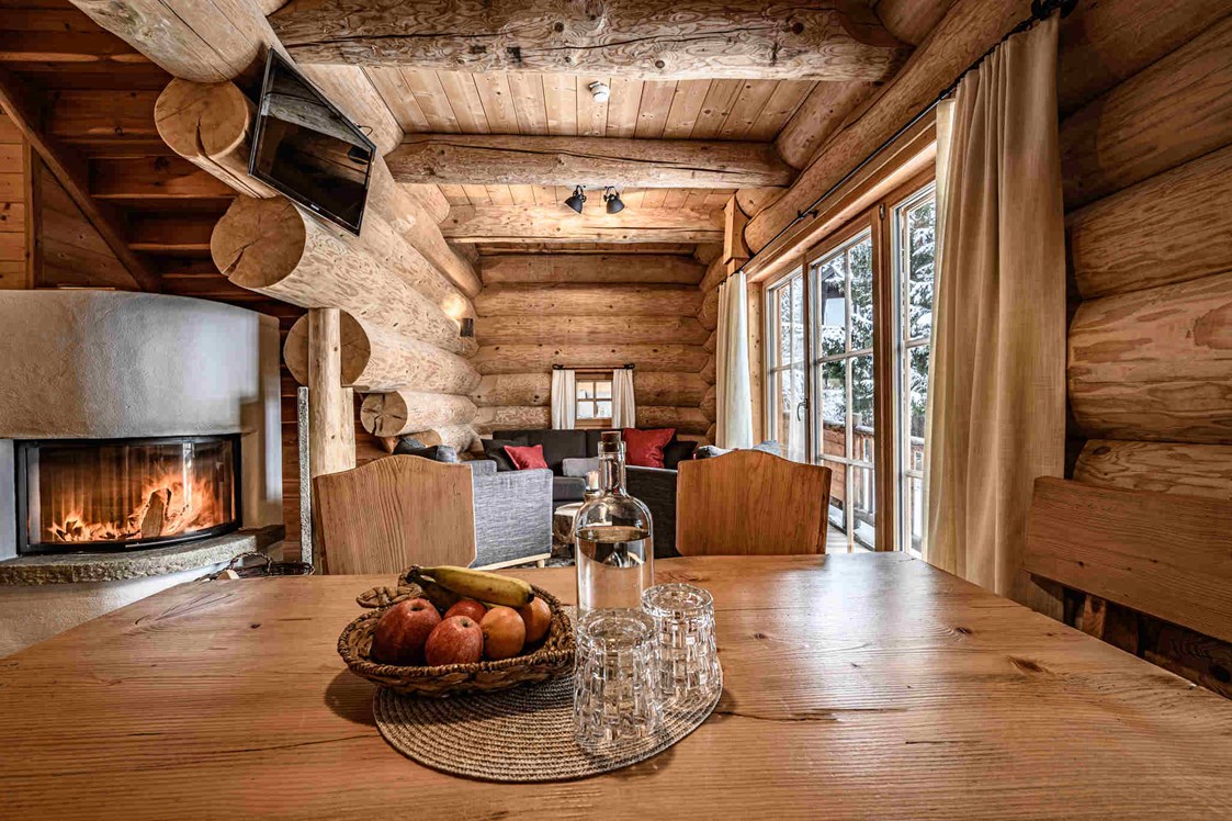 Skihotel: Gemütlicher Wohnraum mit offenem Kamin - Premium Chalets Maria Alm