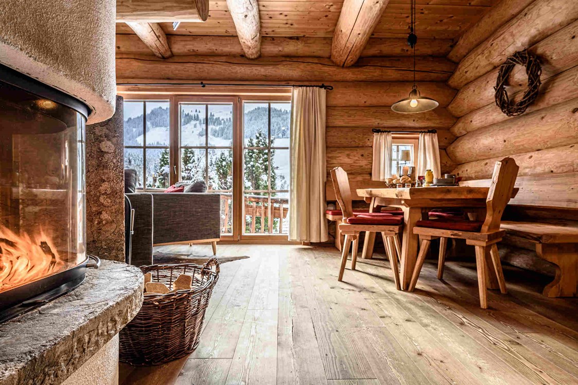 Skihotel: Essecke mit Blick auf den Kamin - Premium Chalets Maria Alm