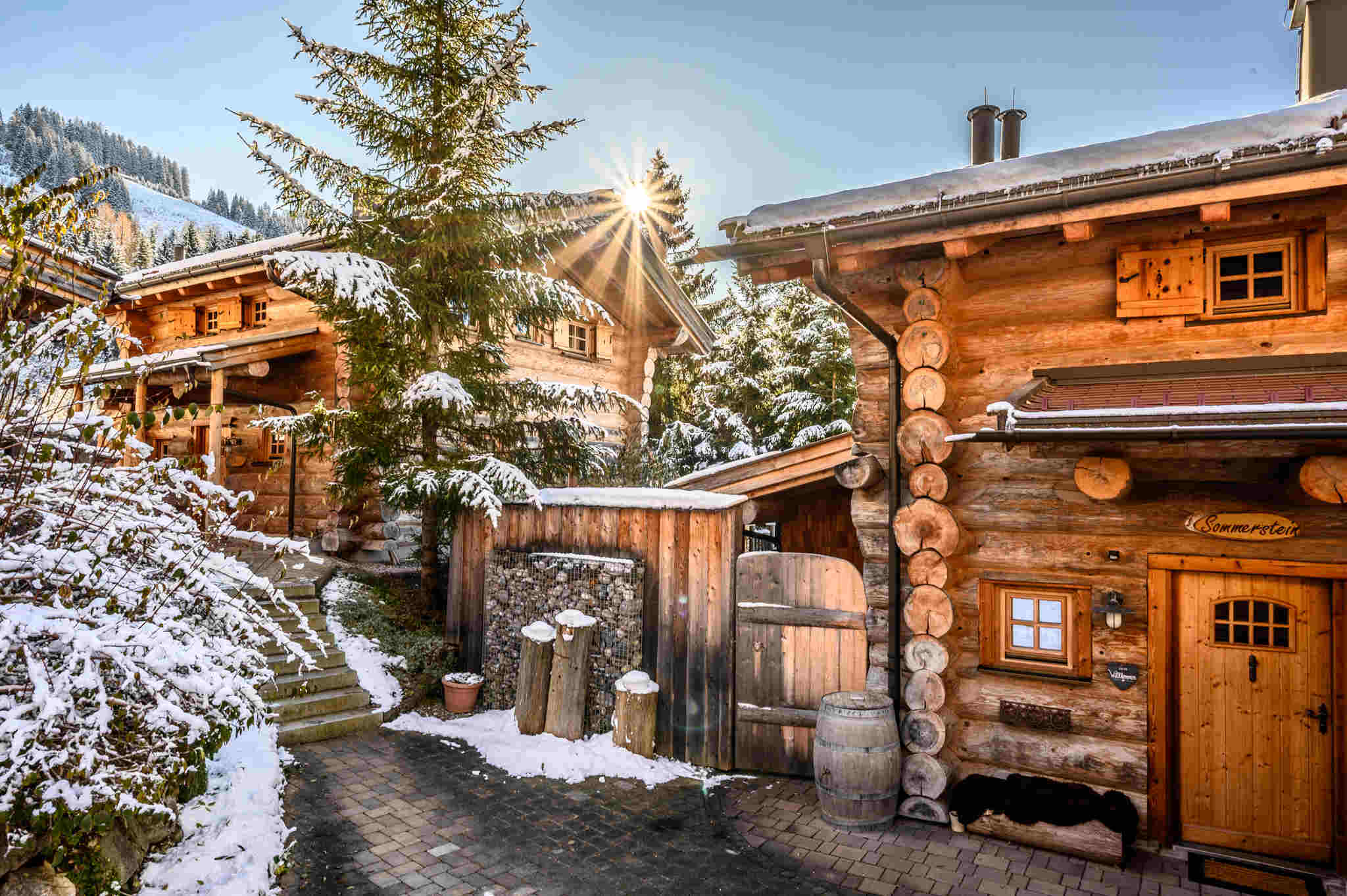 Skihotel: Die Premium Chalets Maria Alm - luxuriös, urige und nachhaltige Blockhäuser in kanadischer Blockbauweise. Nur Holz und Schafwolle - Zirbenbetten und Zirbensaunen runden die unnachahmliche Atmosphäre dieser Chalets ab. - Safe Island Austria - Premium Chalets Maria Alm