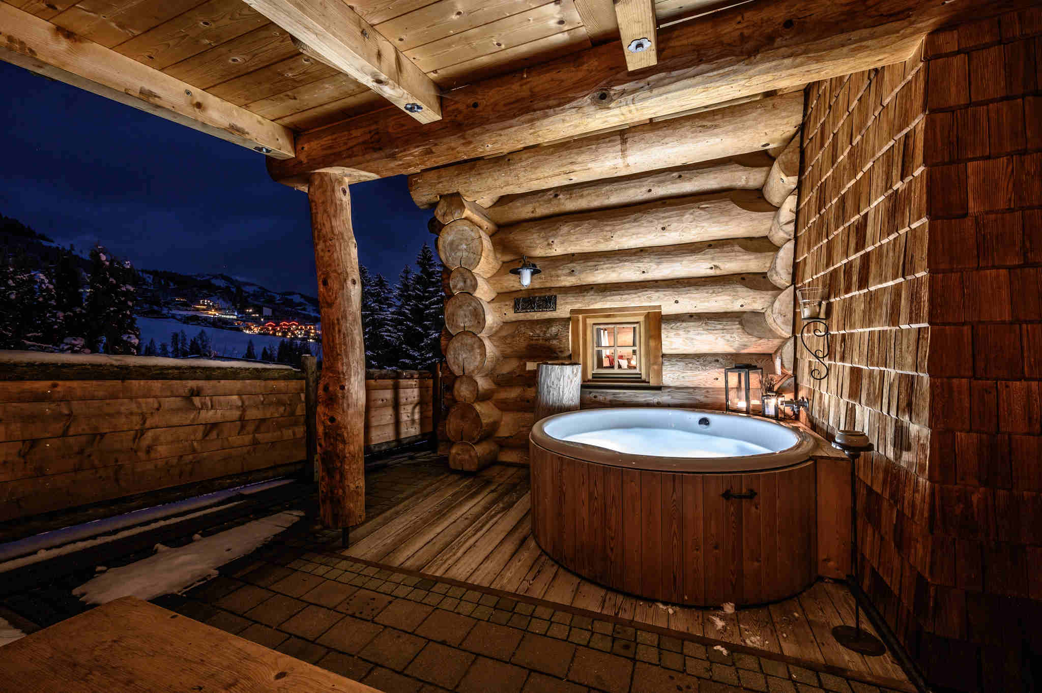 Skihotel: Alle Chalets mit Aussen-Whirlwanne auf der Terrasse mit gemütlicher überdachter Sitzecke - Safe Island Austria - Premium Chalets Maria Alm