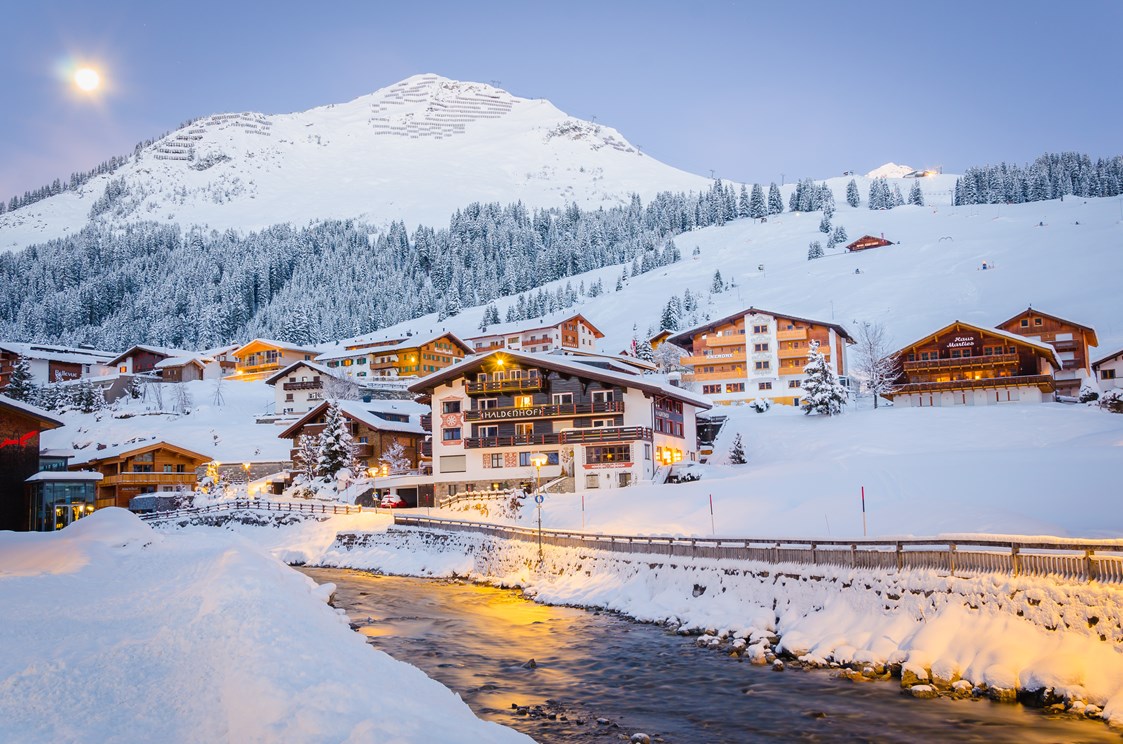 Skihotel: Genießen Sie den Wintertraum in unserem schönen Dorf. Bei Tag oder bei Nacht genießen Sie die frische Bergluft bei einem Spaziergang durch das Dorf und die Spazierwege. - Hotel Anemone
