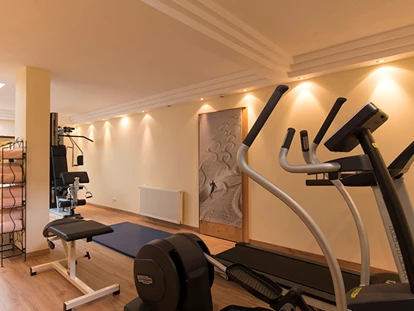 Hotels an der Piste - Mellau - Unser Fitnessraum bietet ihnen ein kompaktes Angebot an Sportgeräten. So können Sie sich auch an schlechten Tagen am Sport erfreuen oder sich aufwärmen für die Piste.
 - Hotel Anemone