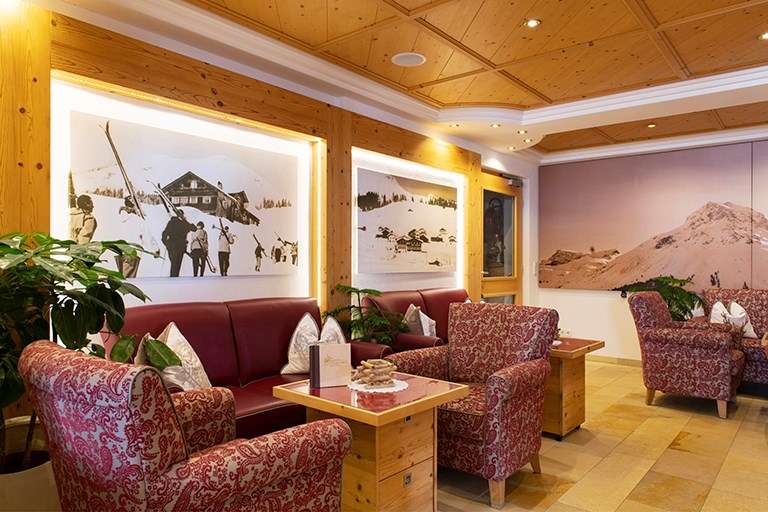Skihotel: Lobby

Lassen Sie den Tag entspannt ausklingen bei einem erfrischenden Limo oder einem Bier, Cocktail, ein Gläschen Wein in unserer Lobby mit Blick aufs Kriegerhorn.
 - Hotel Anemone