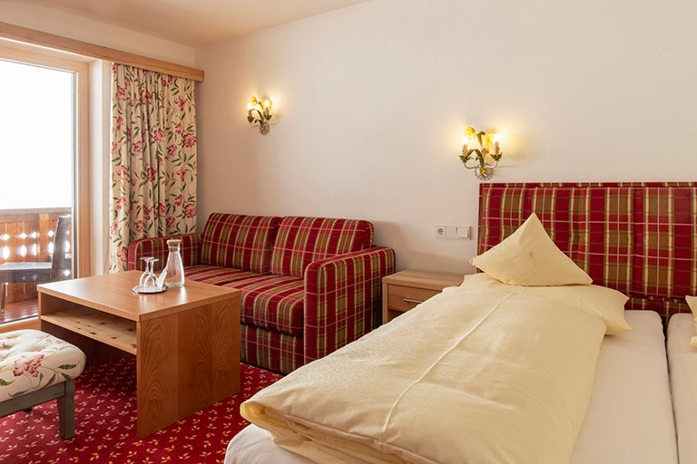 Skihotel: Familienzimmer

Unsere wunderschönes Familienzimmer mit Aussicht auf die prachtvolle Berglandschaft von Lech. Das Zimmer für einen entspannten Urlaub mit ihrer Familie.
 - Hotel Anemone