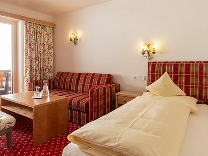 Hotels an der Piste - Mellau - Familienzimmer
Unsere wunderschönes Familienzimmer mit Aussicht auf die prachtvolle Berglandschaft von Lech. Das Zimmer für einen entspannten Urlaub mit ihrer Familie.
 - Hotel Anemone