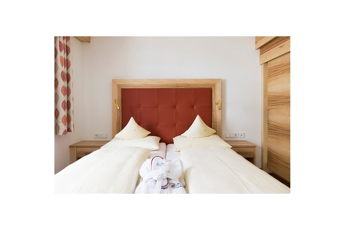 Skihotel: Doppelzimmer

Unsere wunderschönen Doppelzimmer mit Aussicht auf die prachtvolle Berglandschaft von Lech. Schön geräumig und wunderbar für zwei Erwachsene.
 - Hotel Anemone