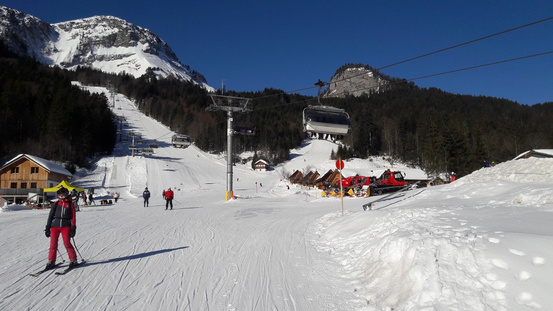 Skihotel: Blick in Richtung des Bergs Sandling. Rechts ein Teil der Hagan Lodges - direkt an der Piste. - AlpenParks Aktiv & Natur Resort Hagan Lodge Altaussee