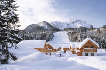 Skihotel: Hüttendorf im Winter - AlpenParks Aktiv & Natur Resort Hagan Lodge Altaussee