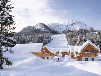 Hotels an der Piste - Skikurs direkt beim Hotel: für Kinder - Hüttendorf im Winter - AlpenParks Aktiv & Natur Resort Hagan Lodge Altaussee