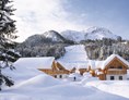 Skihotel: Hüttendorf im Winter - AlpenParks Aktiv & Natur Resort Hagan Lodge Altaussee