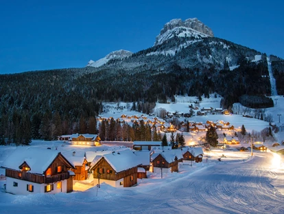 Hotels an der Piste - Skikurs direkt beim Hotel: für Kinder - Außenaufnahme vom Feriendorf in Altaussee - AlpenParks Aktiv & Natur Resort Hagan Lodge Altaussee