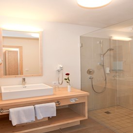 Skihotel: Komfort Badezimmer mit begehbare Dusche - Das Seiwald