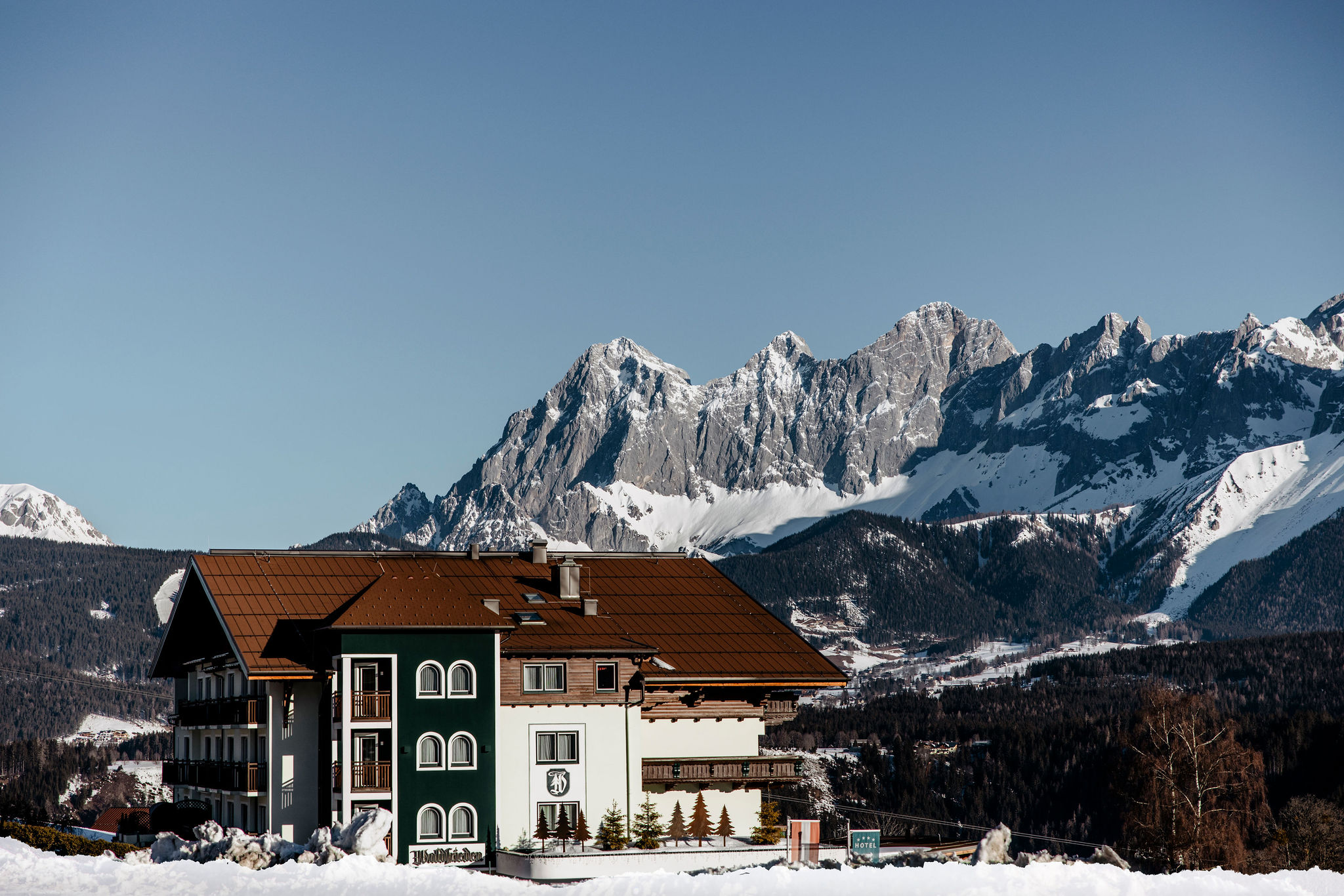 Hotels an der Piste - Preisniveau: günstig - Österreich - Hotel Waldfrieden direkt an der Skipiste mit herrlichem Ausblick zum Dachstein - Hotel Waldfrieden