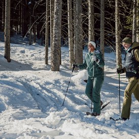Skihotel: Schneeschuhwandern als Ausgleich zum Skifahren. - Hotel Waldfrieden