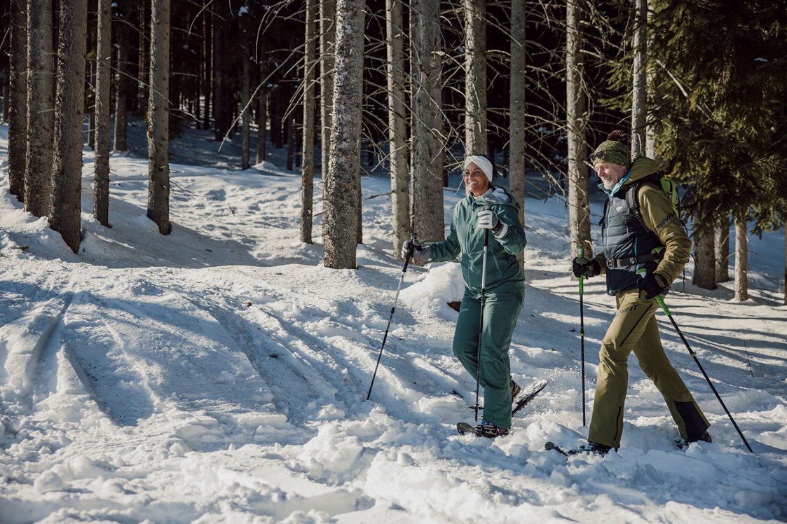 Skihotel: Schneeschuhwandern als Ausgleich zum Skifahren. - Hotel Waldfrieden