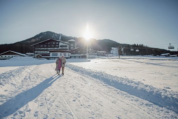 Skihotel: Unsere wunderschöne Landschaft bei einem Winterspaziergang genießen. - Hotel Waldfrieden