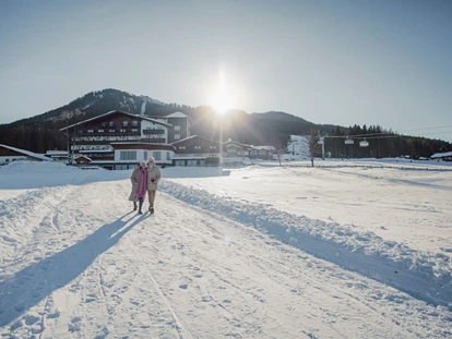 Hotels an der Piste - Skiverleih - Unsere wunderschöne Landschaft bei einem Winterspaziergang genießen. - Hotel Waldfrieden