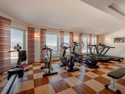 Hotels an der Piste - Skiverleih - Fitnessraum mit modernen Geräten und herrlichem Ausblick. - Hotel Waldfrieden