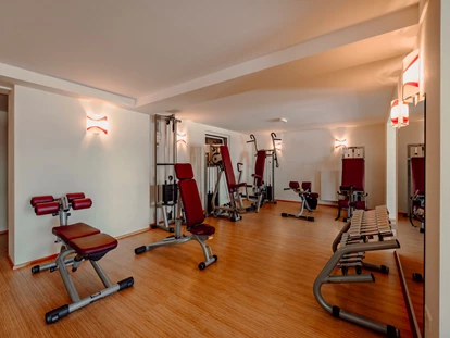 Hotels an der Piste - Skiverleih - Fitnessraum mit modernen Geräten und herrlichem Ausblick. - Hotel Waldfrieden