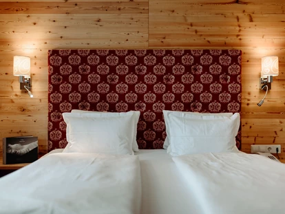 Hotels an der Piste - Skiverleih - Dachsteinzimmer Bett - Hotel Waldfrieden
