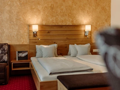 Hotels an der Piste - Skiverleih - Panoramazimmer Bett - Hotel Waldfrieden
